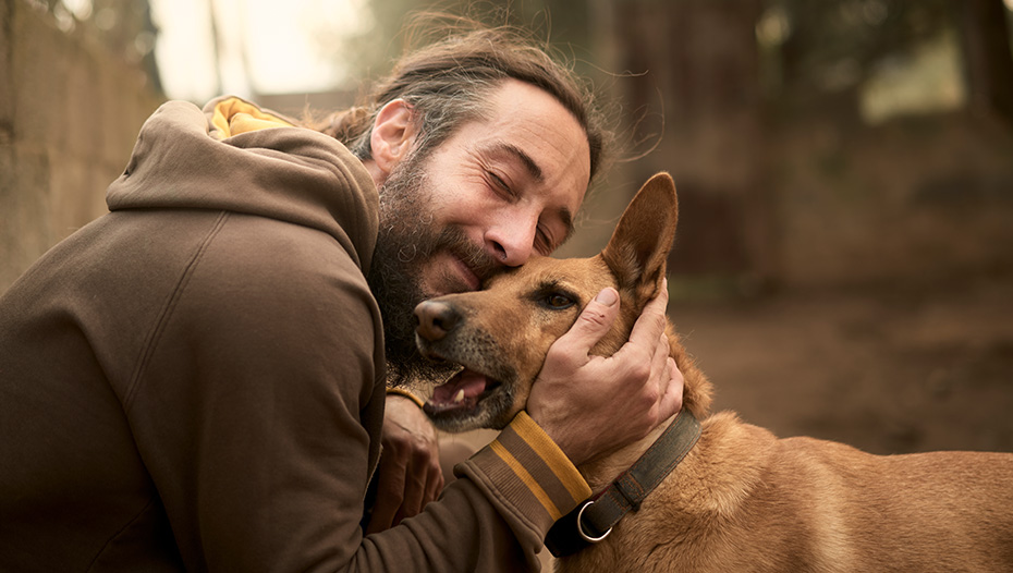 Sahibi köpeğine sarılıyor